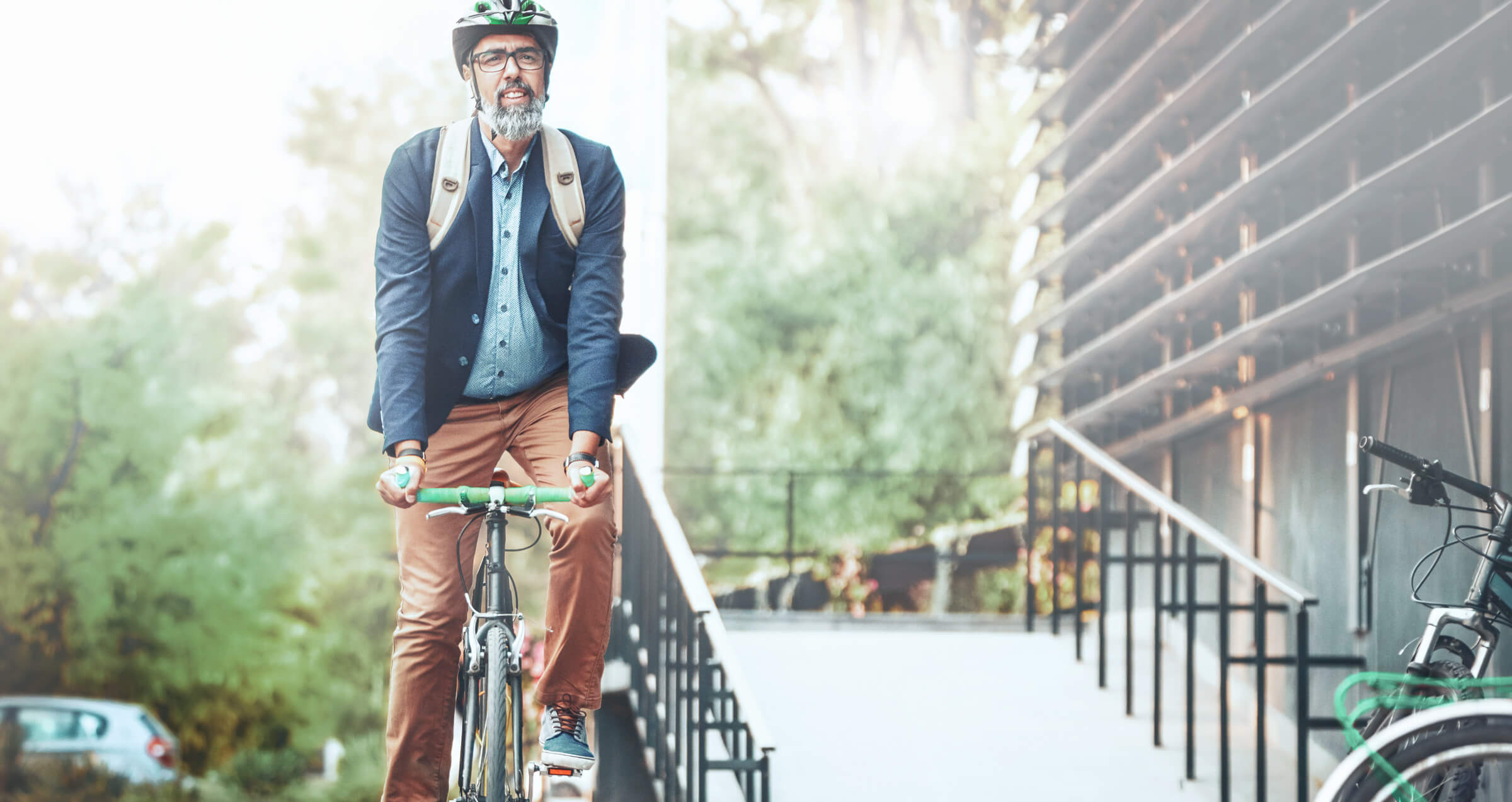 Spokojný klient LYNX užívajúci si voľného času na bicykli a výhod investičného účtu
