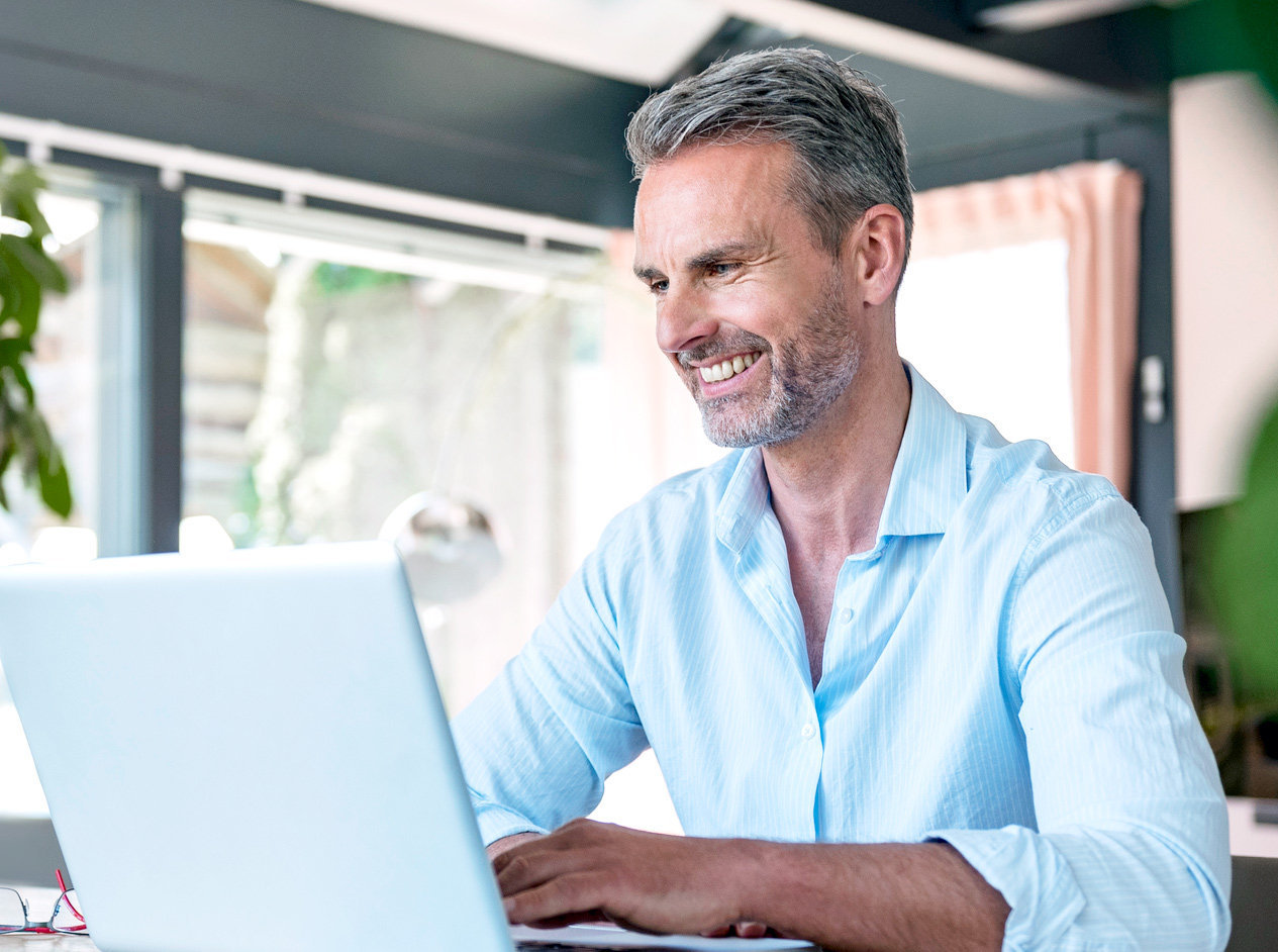 Úspešný obchodník obchodujúci na notebooku CFD prostredníctvom online brokera LYNX