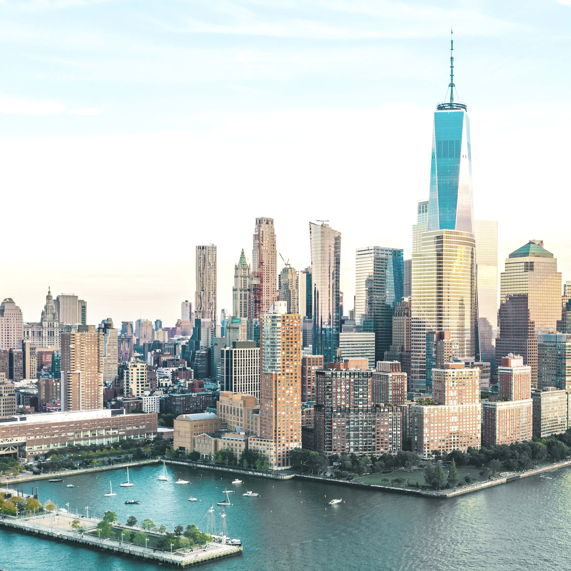 Obchodujte akcie a iné inštrumenty celosvetovo vďaka LYNX Pohľad na Freedom Tower na Manhattane, kde sa nachádza aj Wall Street
