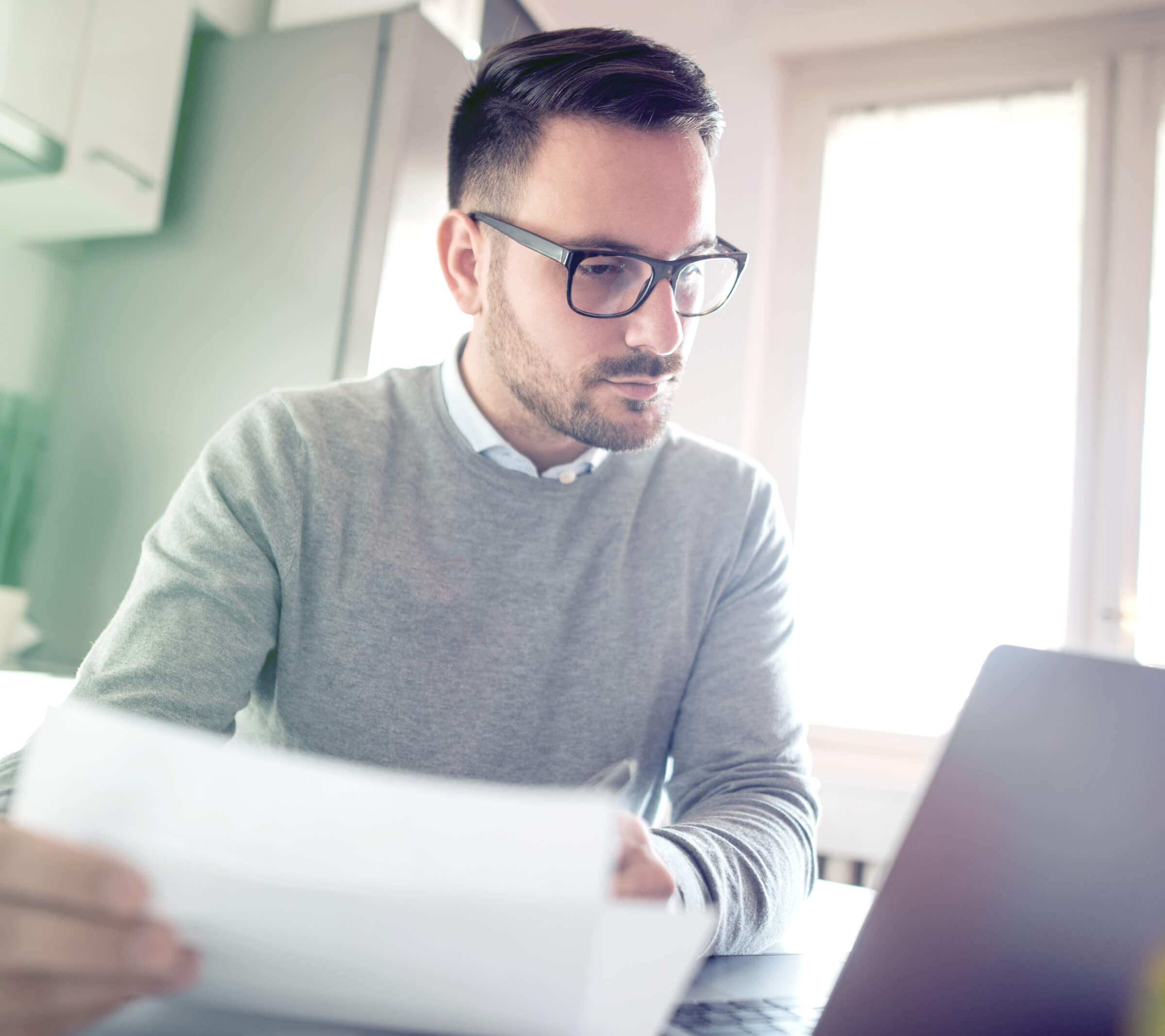 Investor u laptopu zaujatý nízkymi poplatkami u online brokera LYNX